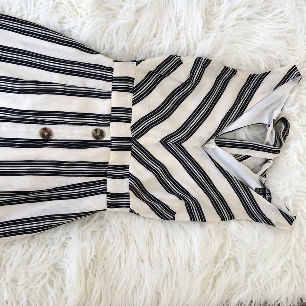 Black and white midi keyhole back dress